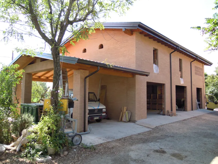 Edificio residenziale con struttura e copertura in fase di completamento