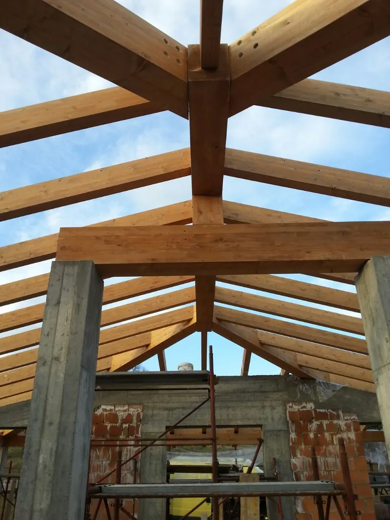 Orditura di un tetto in legno vista dall’interno dell’edificio
