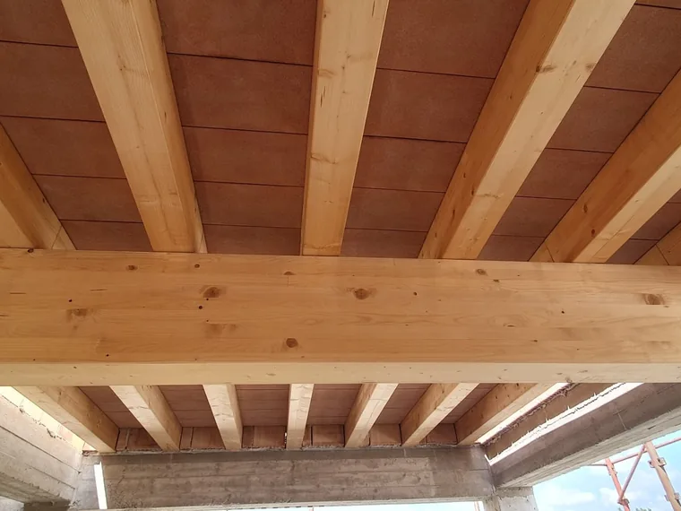 Solaio in legno con travi portanti e tavelle