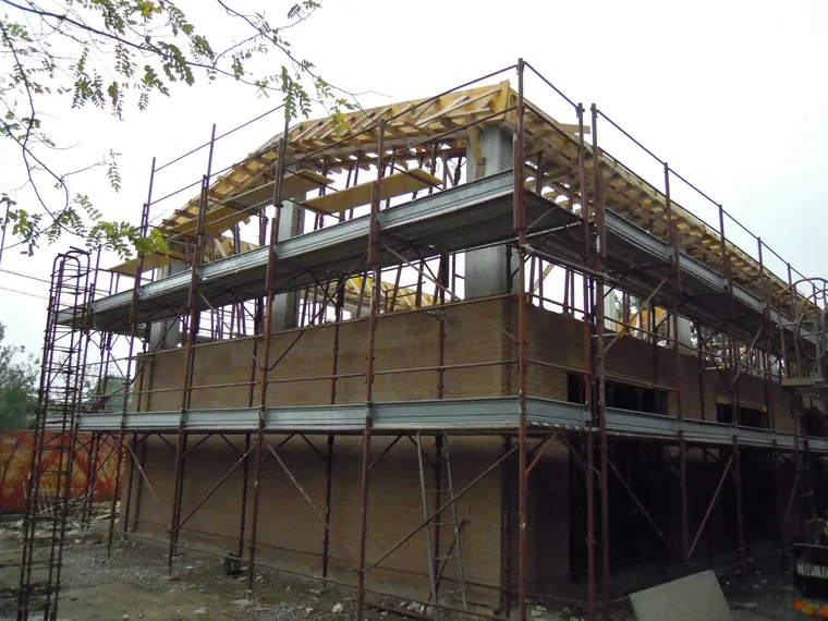 Fabbricato su due livelli con ponteggi e struttura della copertura