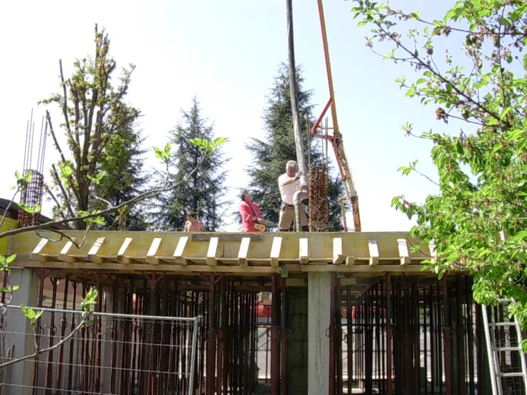Lavorazione dei pilastri e delle strutture verticali in cantiere