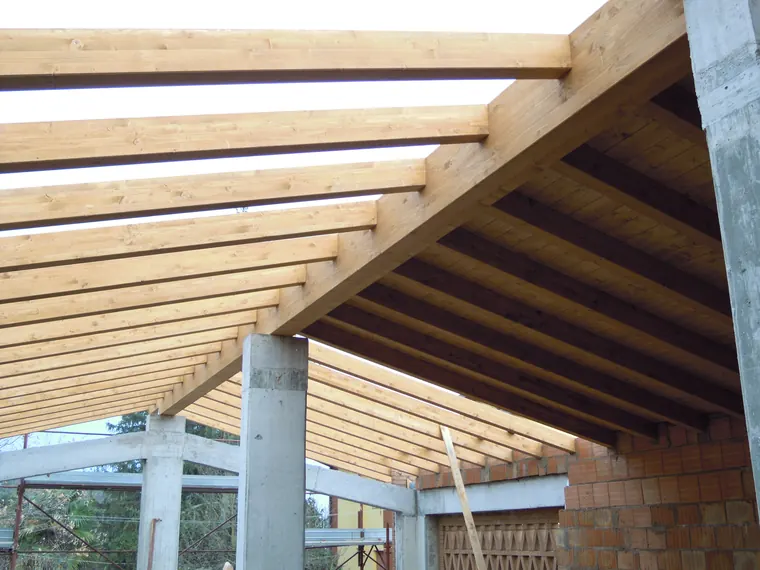 Dettaglio della struttura portante di un tetto in legno